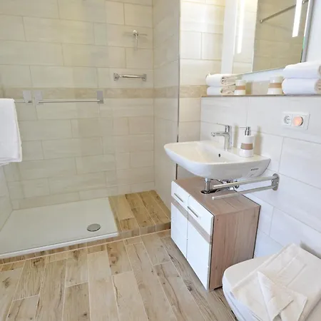 Modernes Und Stilvolles 2-zimmer-wohlfuehlappartement Im Kurgebiet Апартаменты *